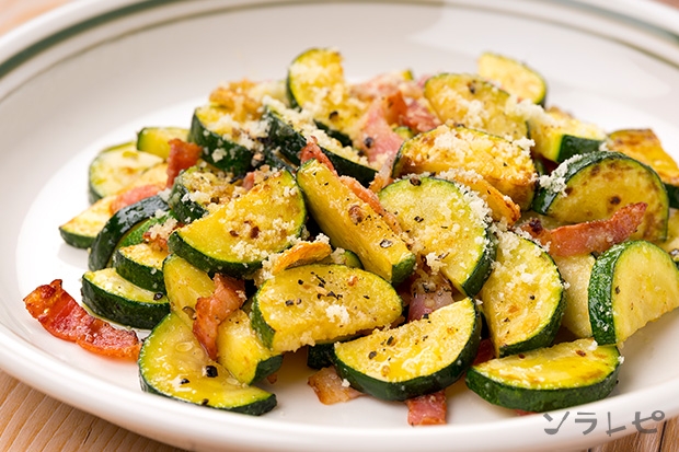 ズッキーニとベーコンのニンニク炒め