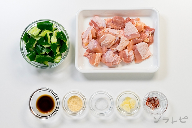 鶏肉とキュウリのナンプラー炒めの材料