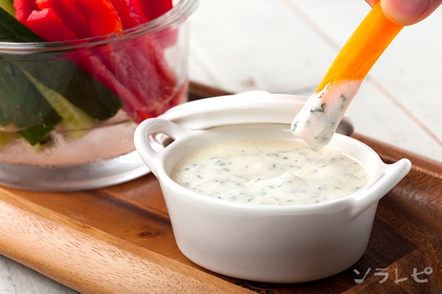 野菜スティックとバジルヨーグルトディップ