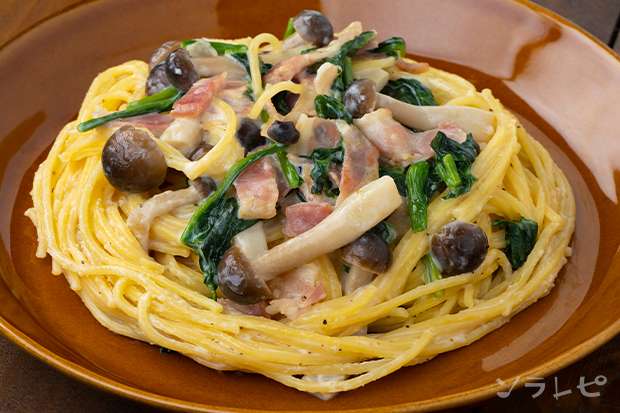 シメジとほうれん草のクリームパスタ