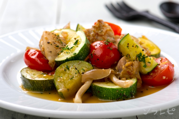 鶏肉とズッキーニの白ワイン蒸し