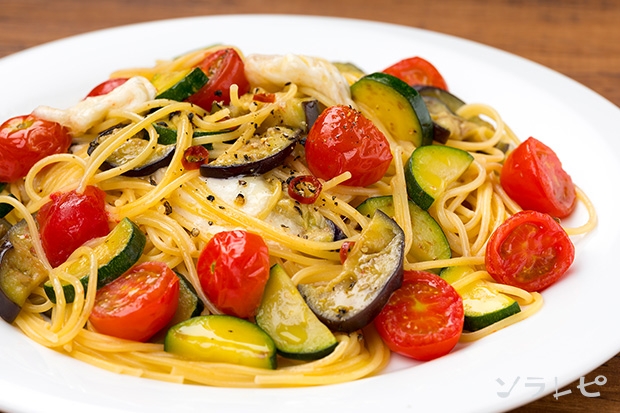 夏野菜とモッツァレラチーズのペペロンチーノ