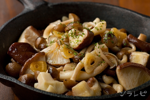 キノコのニンニクオイル炒め