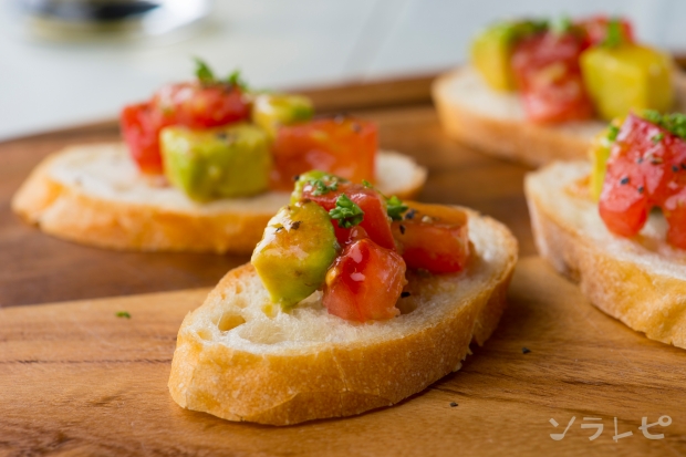 アボカドとトマトのブルスケッタ風