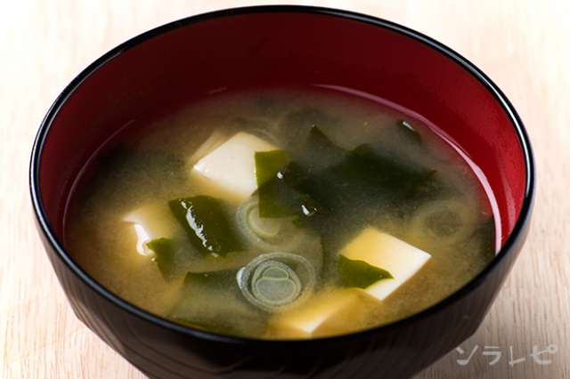 定番のお味噌汁シリーズ豆腐とワカメと長ネギの味噌汁のレシピ ソラレピ